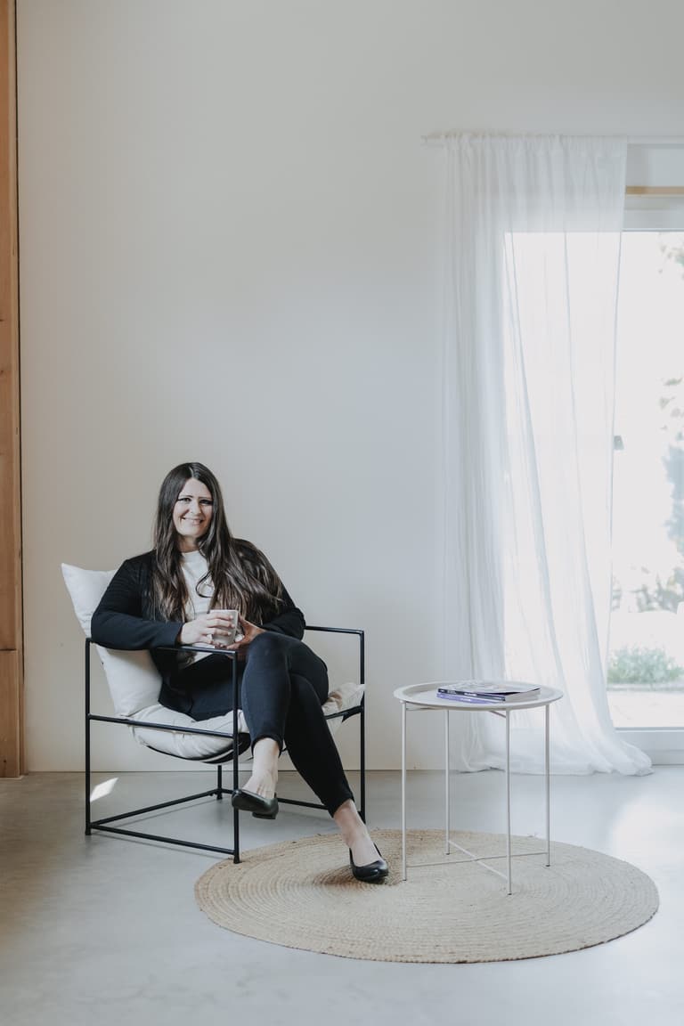 Dr. Alisha Rosenthal sitzend in einem hellen Praxisraum