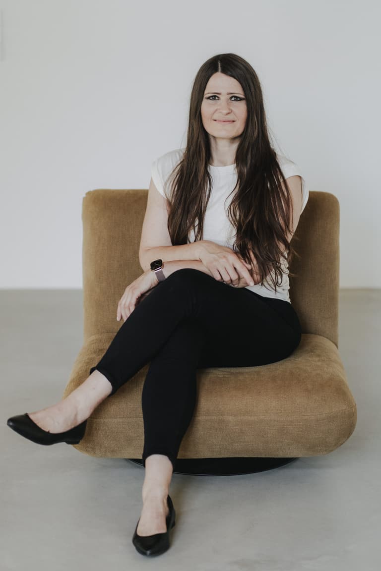Dr. Alisha Rosenthal sitzend in einem Sessel