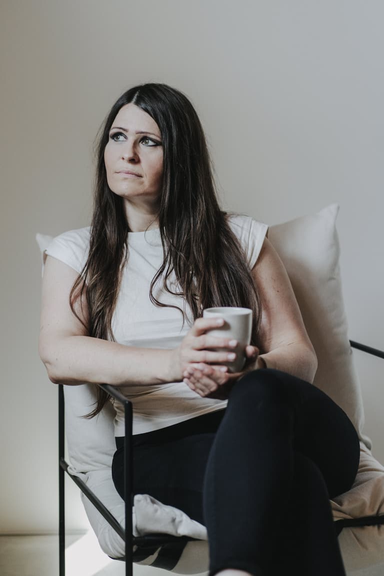 Dr. Alisha Rosenthal mit einer Tasse im Gesprächsraum